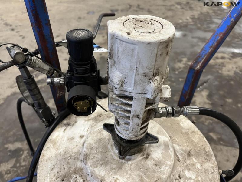 Grease pump with gun. 10