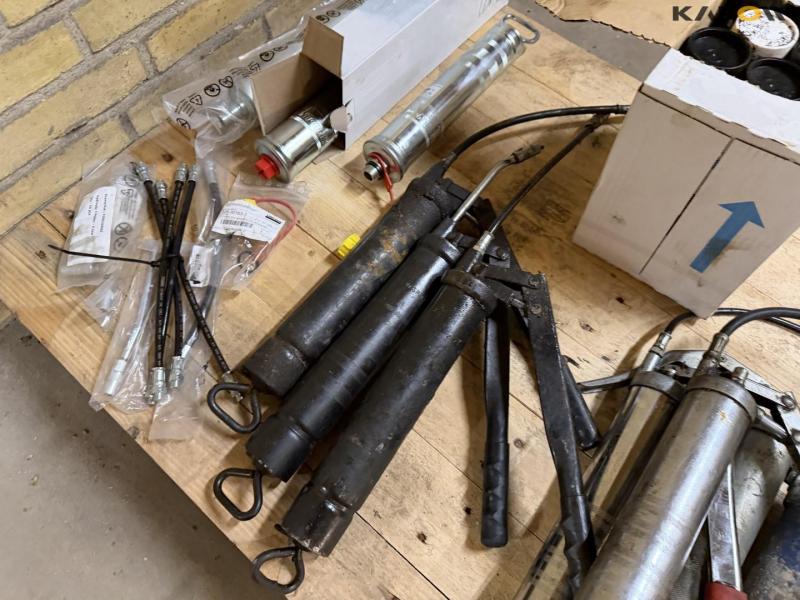 Grease guns 6