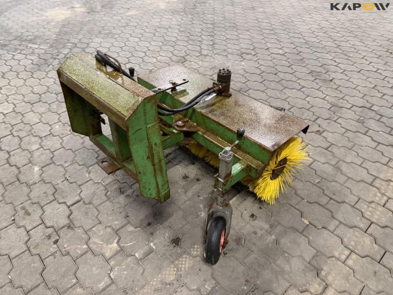 Sweeping broom with Thaler hitch 5