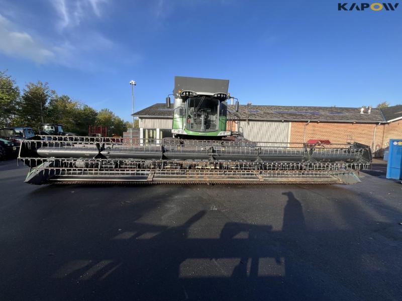 Fendt 9490X combine harvester with 35-foot header 2