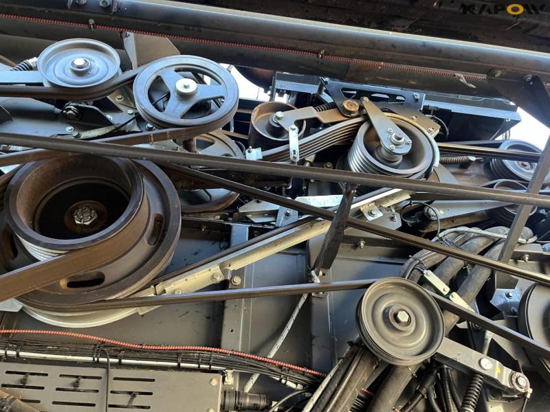 Fendt 9490X combine harvester with 35-foot header 60
