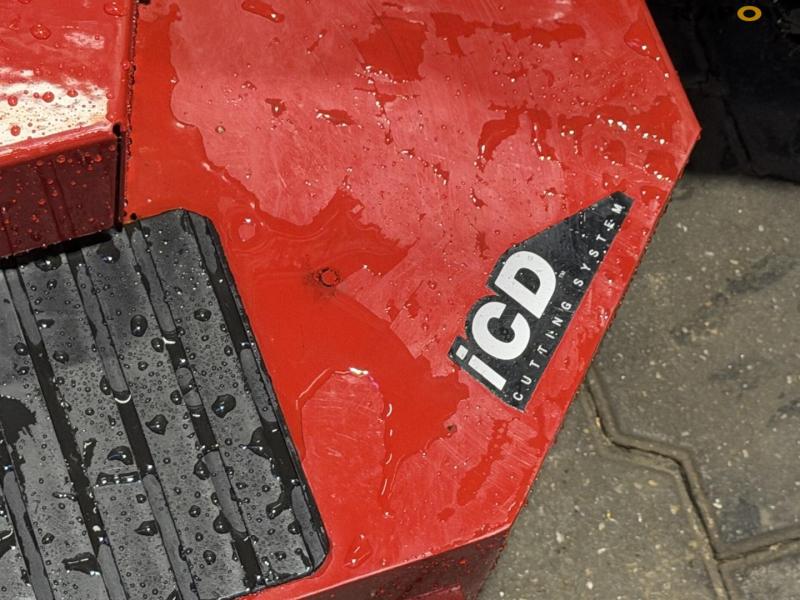 Ferris ZT 3300 ISX zero turn lawn mower - New 37