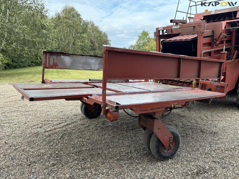 Fiatagri Hesston 4900 big square baler with bale wagon 63