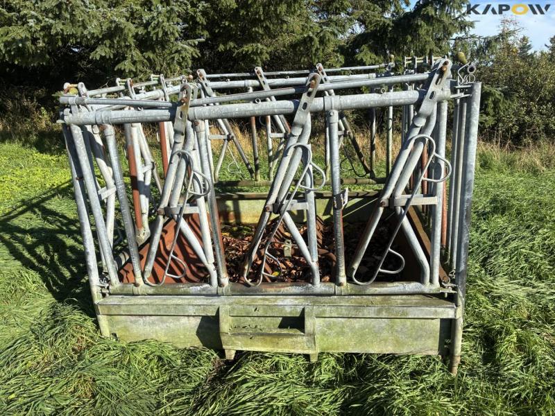 Feed fence with catch grid 2