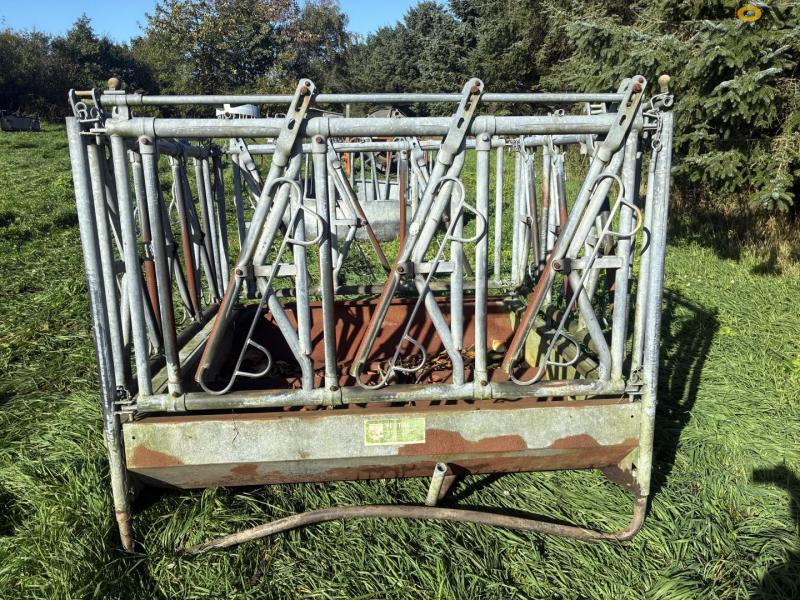 Feed fence with catch grid 8