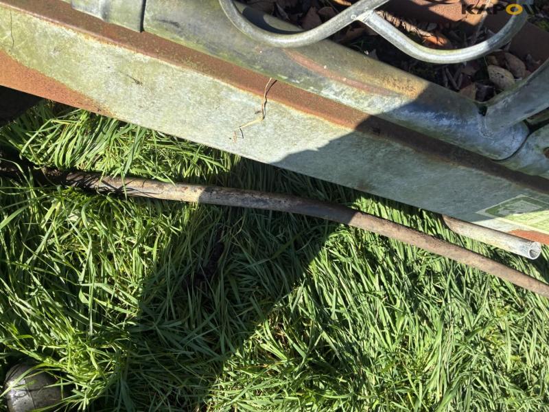 Feed fence with catch grid 16