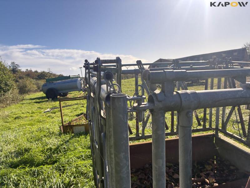 Feed fence with catch grid 25