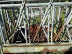 Feed fence with catch grid 10