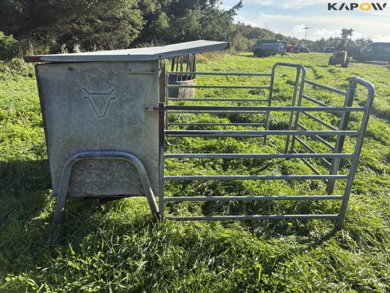 Feed fence with calf shelter 4