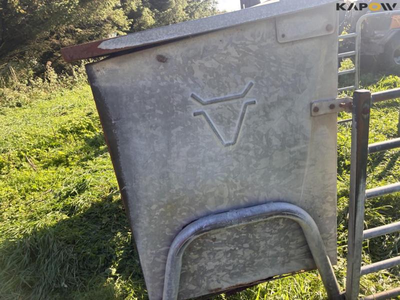 Feed fence with calf shelter 32