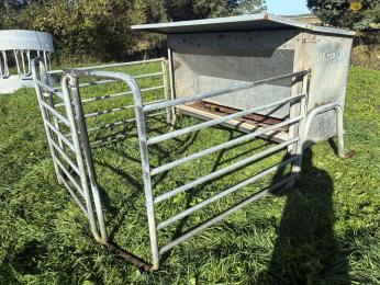 Feed fence with calf shelter