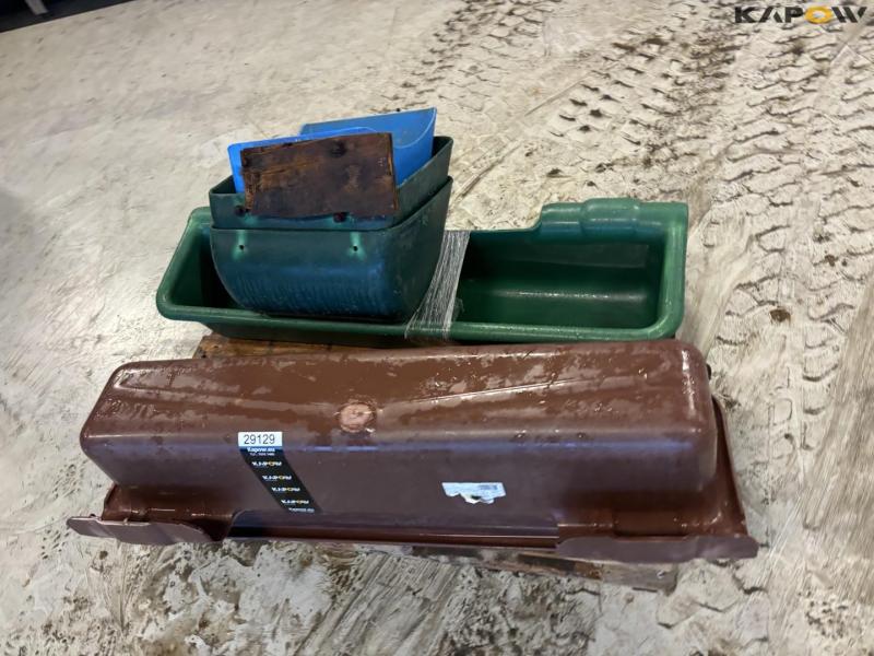 Feed boxes 6
