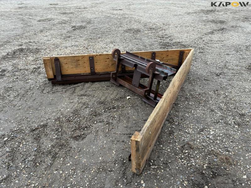 Feed scraper with Weidermann hitch 3