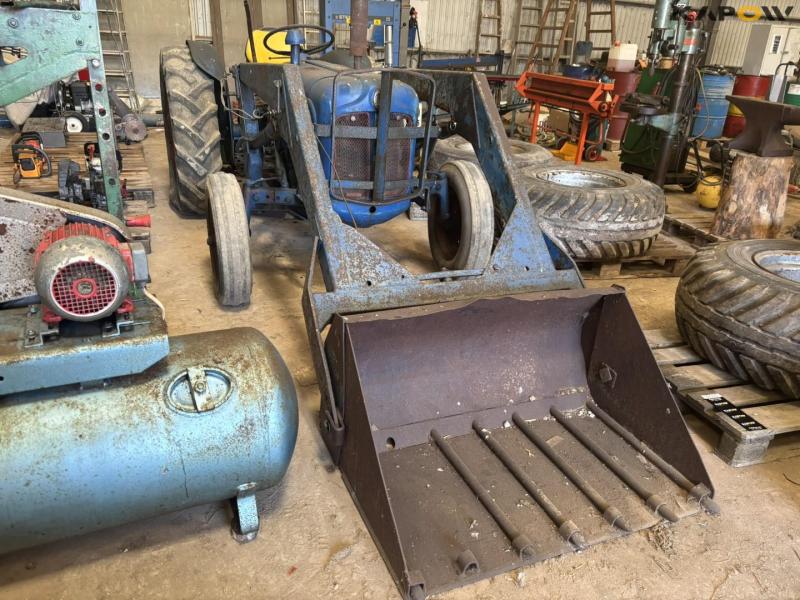 Fordson Dexta with front loader 3