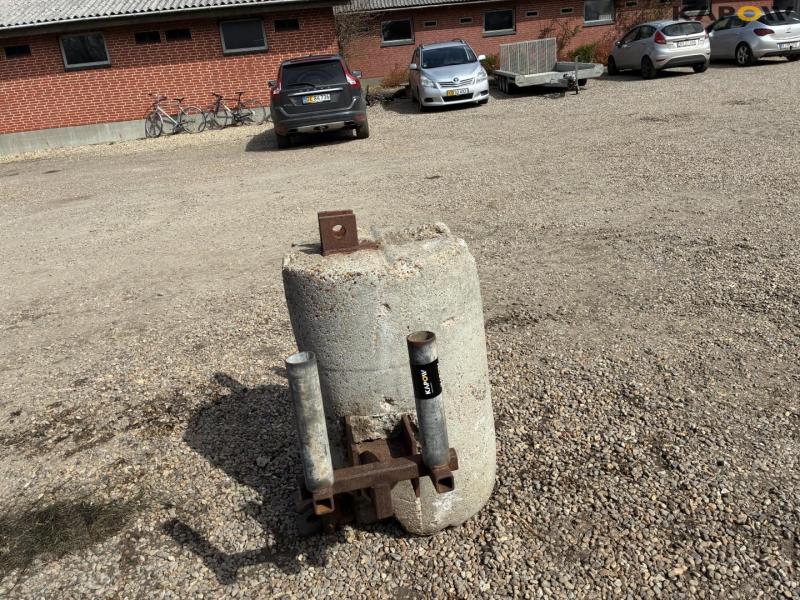 Concrete front block 3