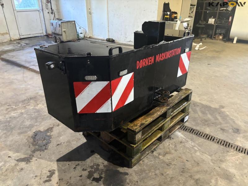 Front block with storage 3