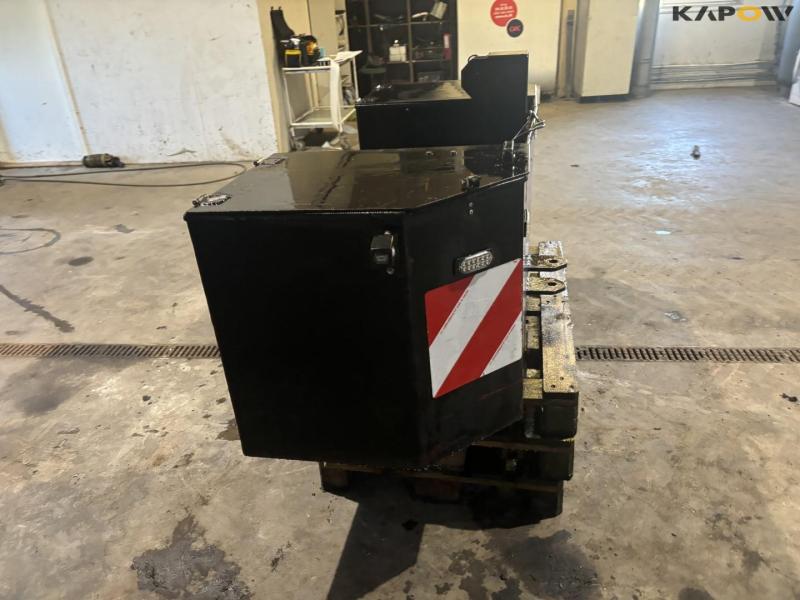 Front block with storage 4