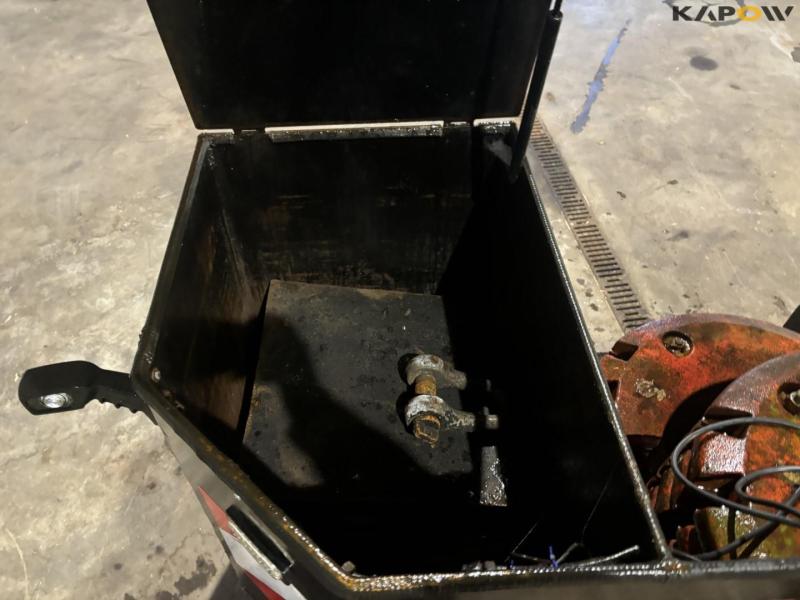 Front block with storage 13