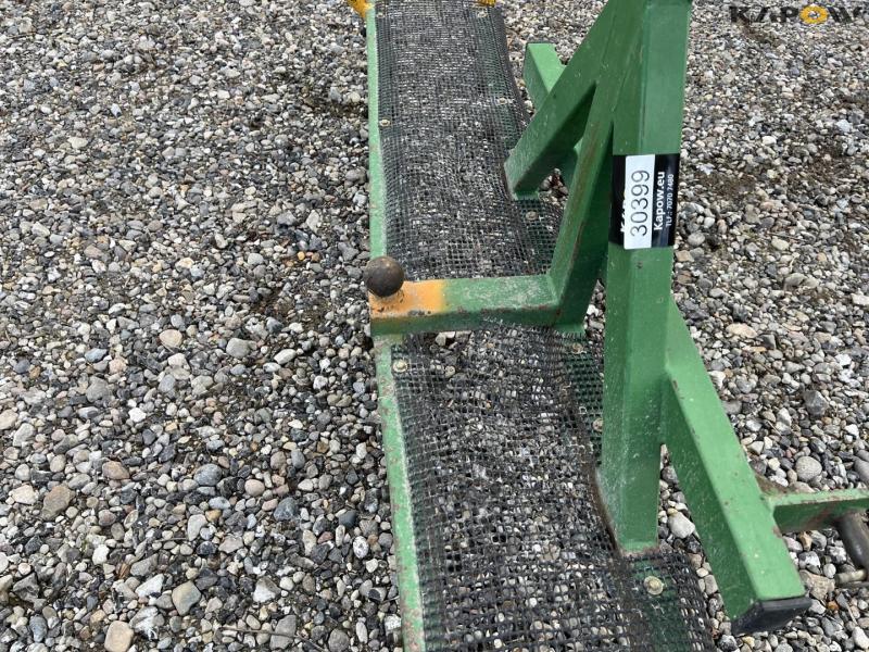 Three-point hitch 9