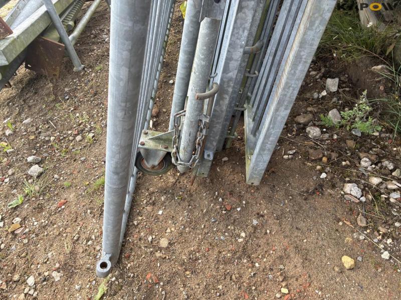Galvanized gates with feet 8