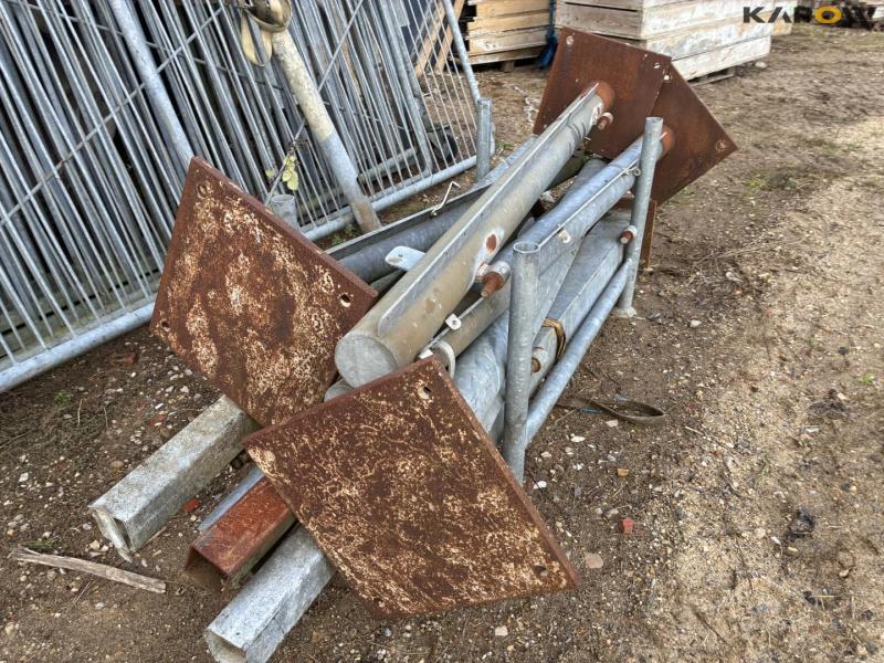 Galvanized gates with feet 28