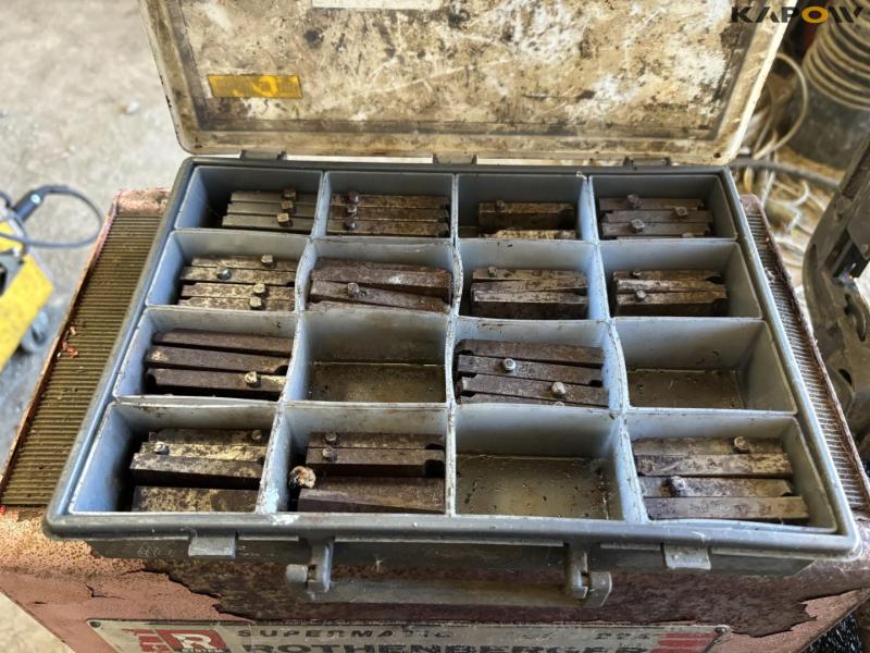 Thread cutting machine 15