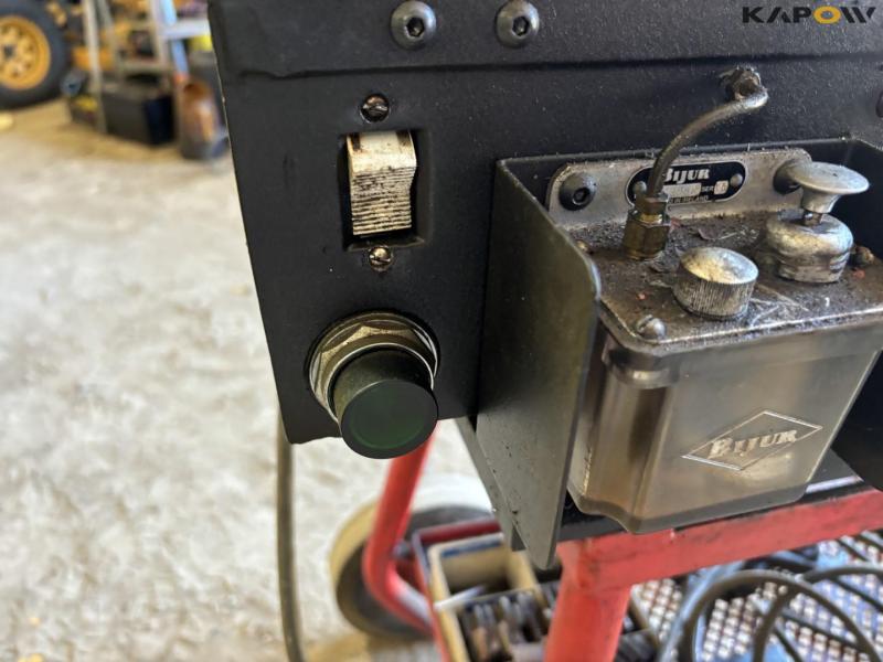 Thread cutting machine 18