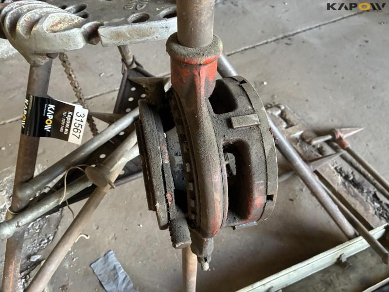 Thread cutting equipment 20