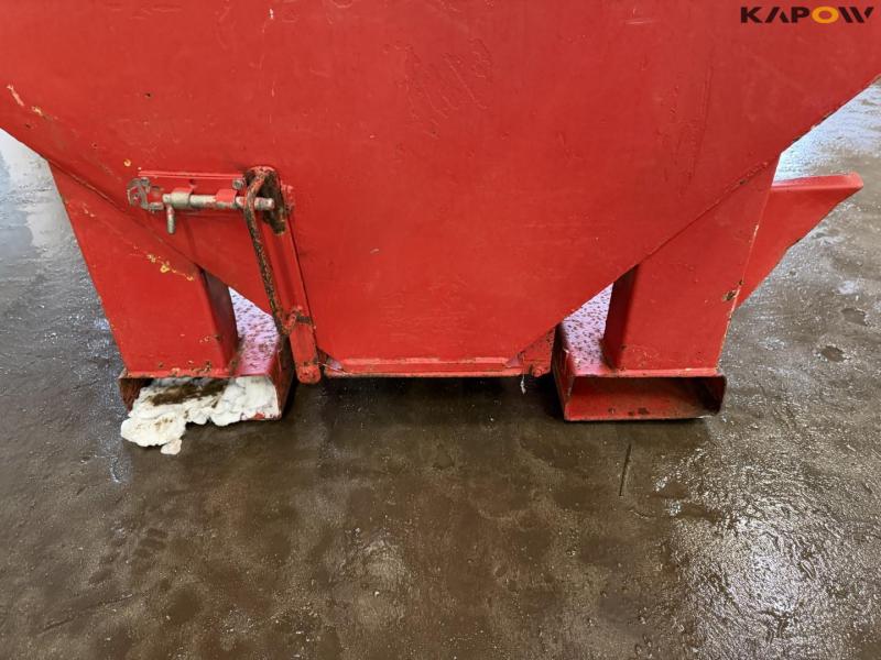 Fertilizer loading box 10