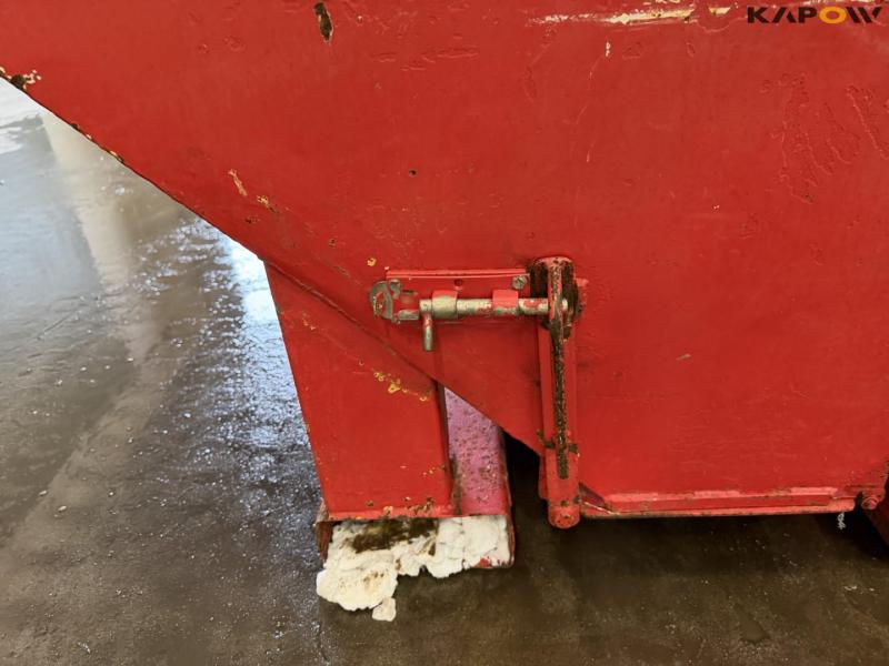 Fertilizer loading box 11