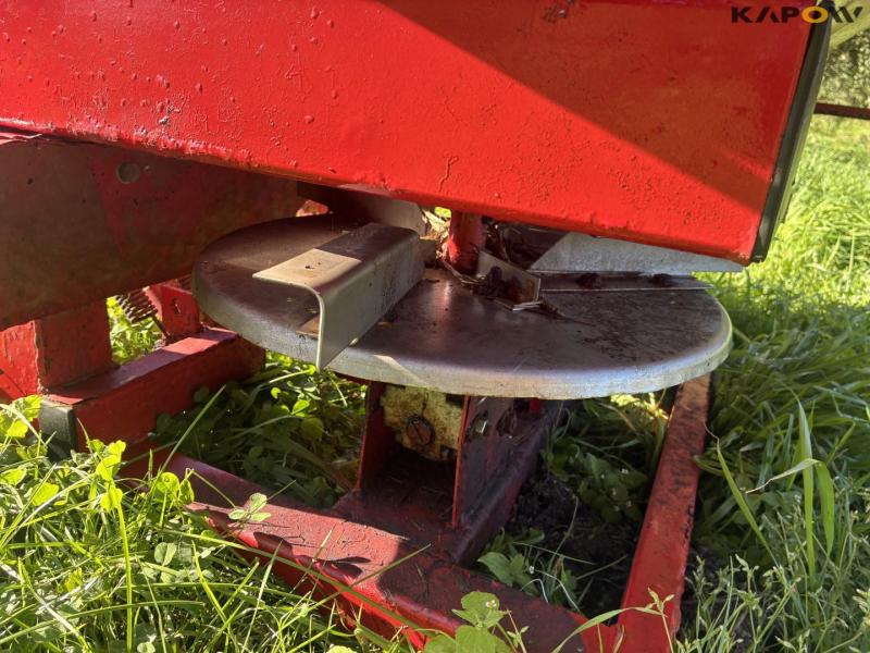Fertilizer spreader 25