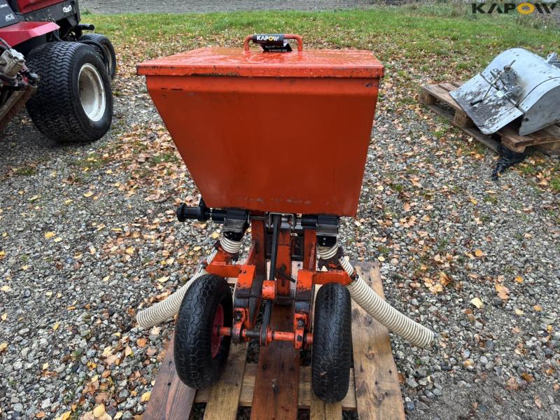 Fertilizer spreader for Christmas trees 5