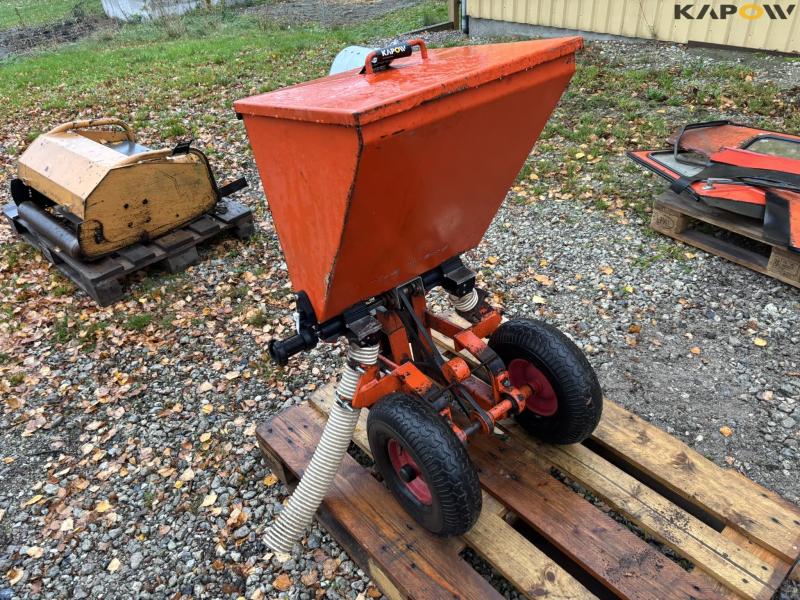 Fertilizer spreader for Christmas trees 6