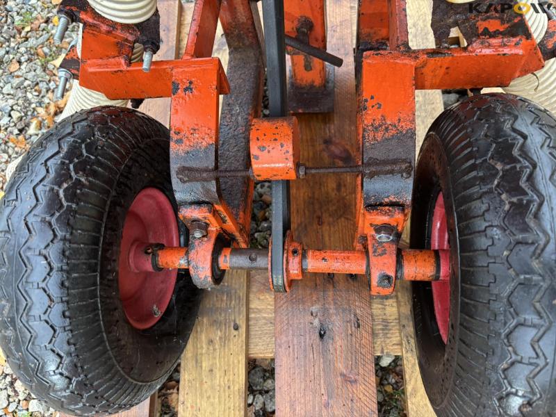 Fertilizer spreader for Christmas trees 15