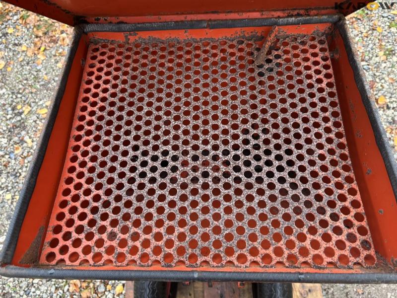 Fertilizer spreader for Christmas trees 19