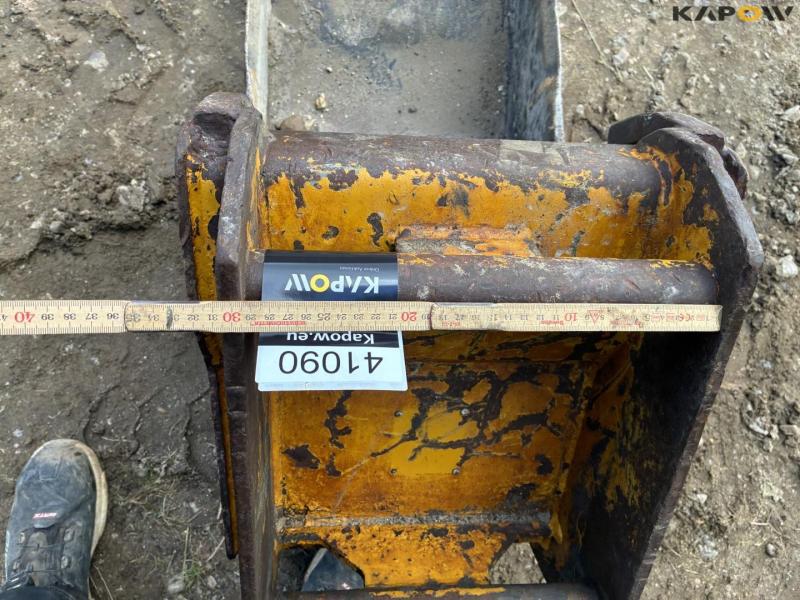 Excavator bucket with Hydrema hitch 12