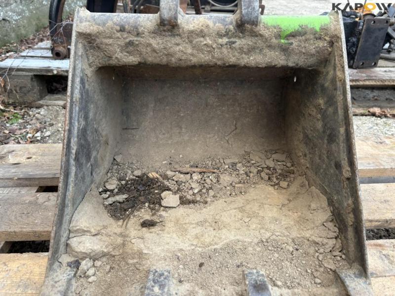 Excavator bucket with mini excavator hitch 10