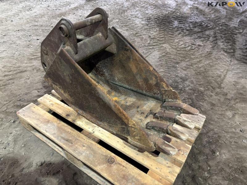 Excavator bucket with teeth 5