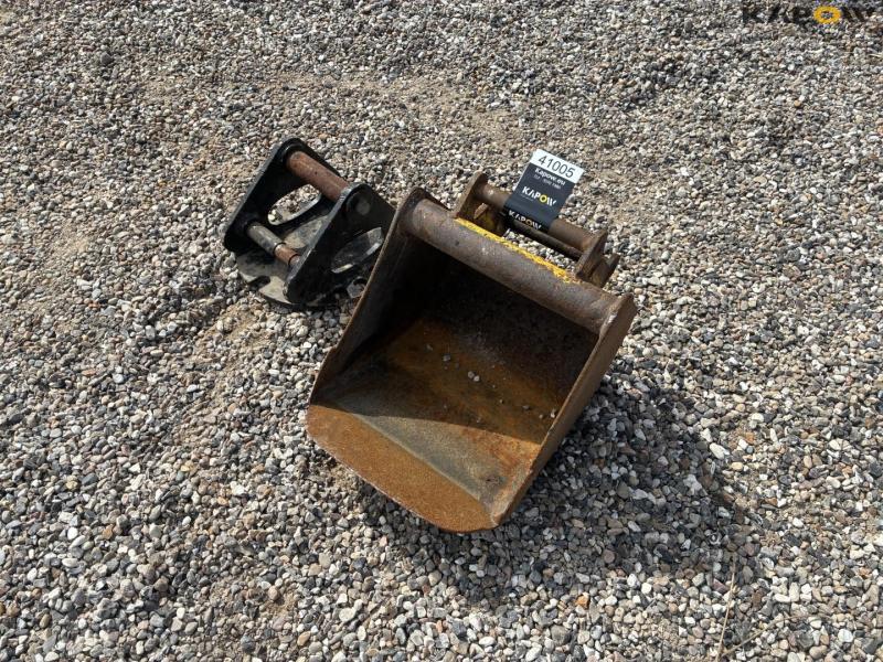 Excavator bucket and adapter 1