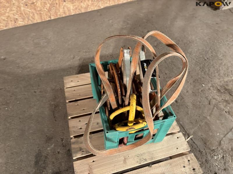 Grasping claws for concrete pipes or similar 2