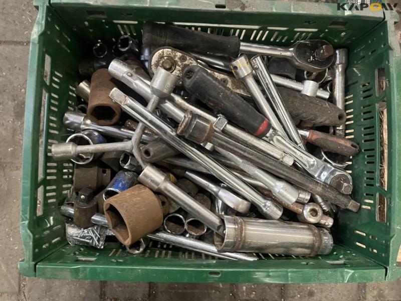 Hand tools and chainsaw 15