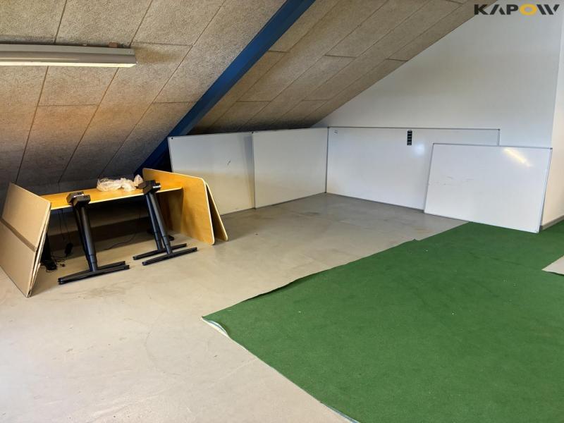 Raise and lower tables and whiteboards 1