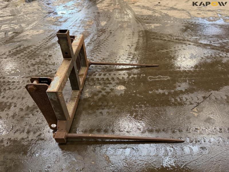 Straw spear with Bobcat hitch 4