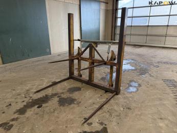 Straw spear with Volvo hitch