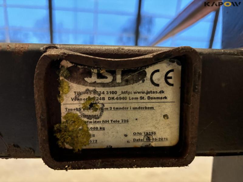 Straw spear with New Holland attachment 10