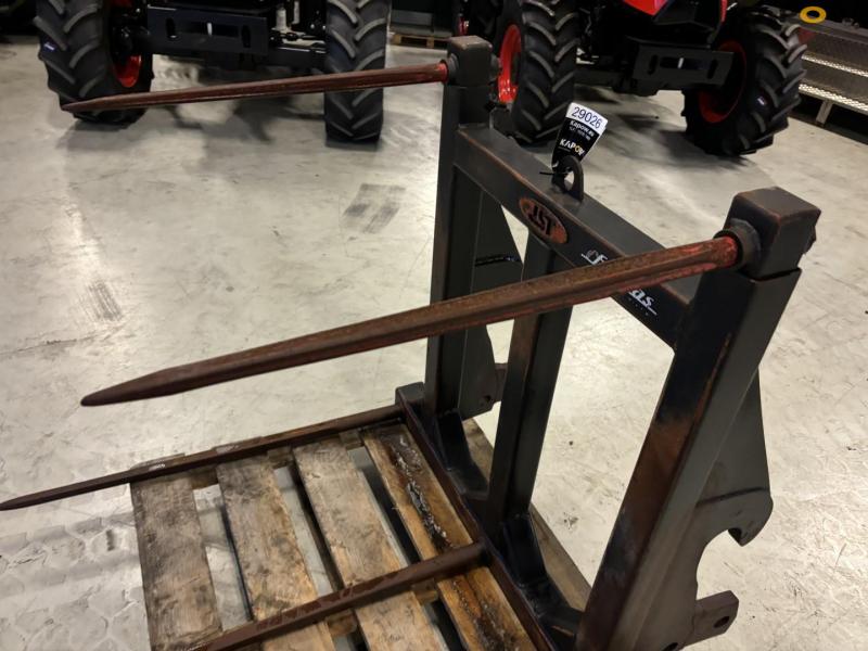 Straw spear with New Holland attachment 12