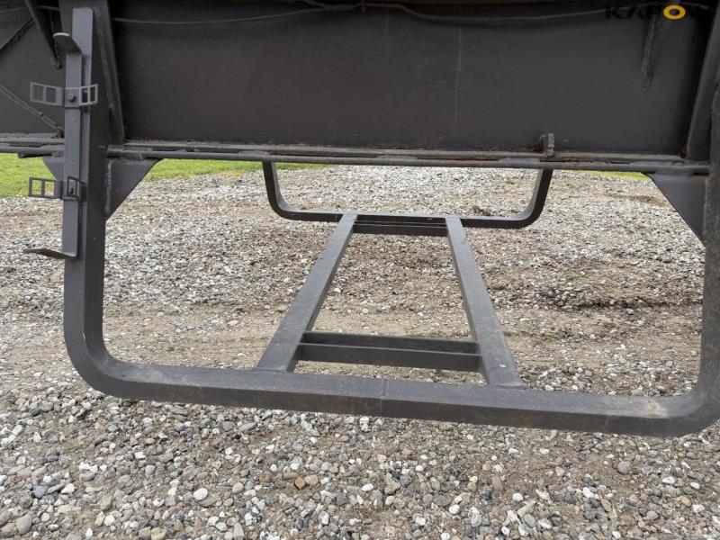 Straw wagon with hydraulic bale securing 27