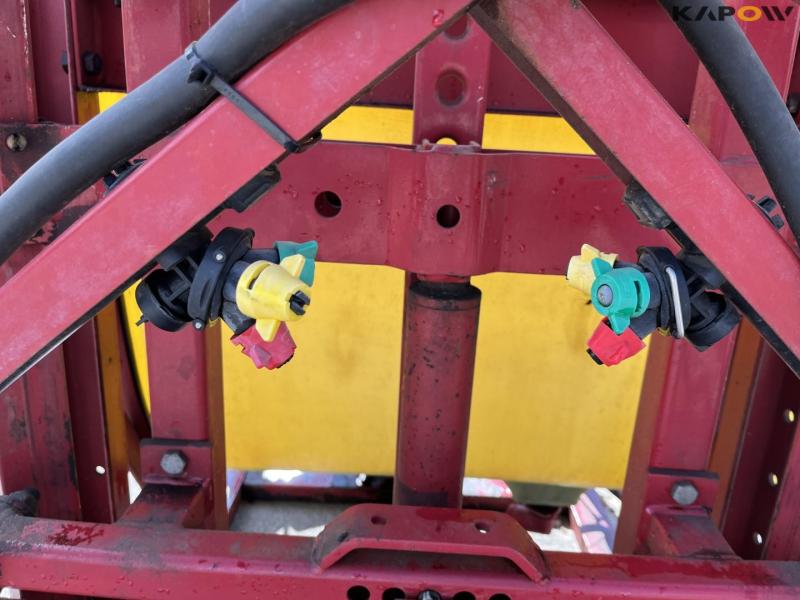 Hardi NK800 field sprayer with 12 meter boom 16