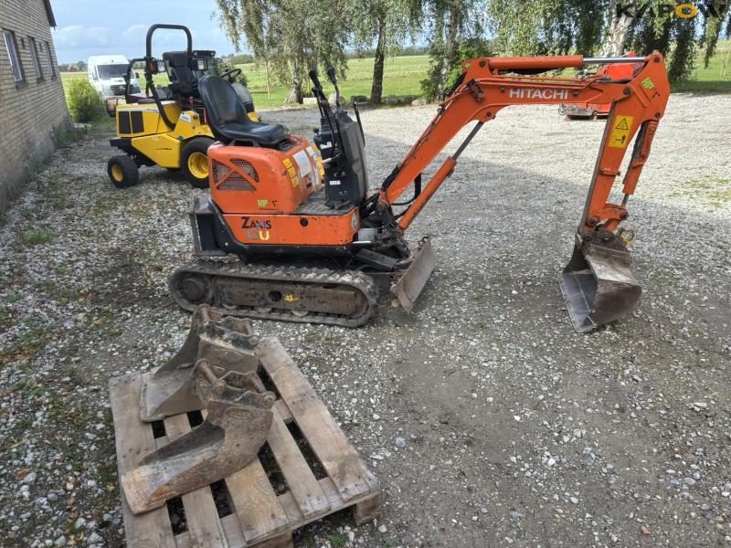 Hitachi Zaxis 10U-2 YSR mini excavator with buckets 4