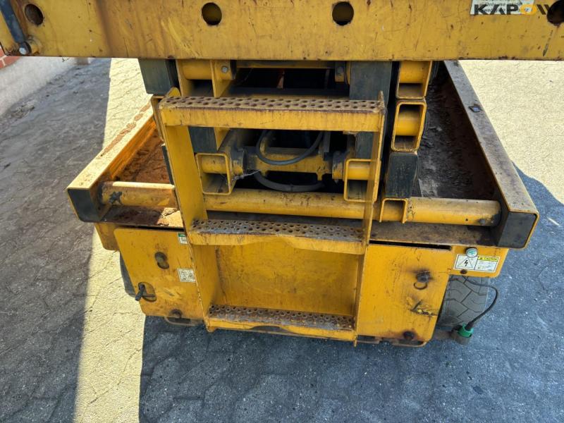 Haulotte compact 10 scissor lift 11